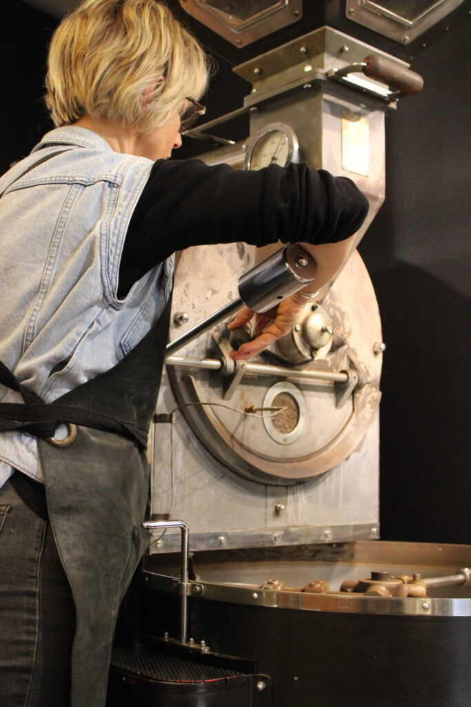 Flavia en train de vérifier sa torréfaction de café